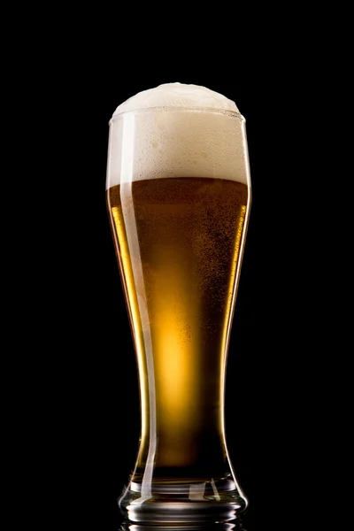 黒のグラスにビール — ストック写真