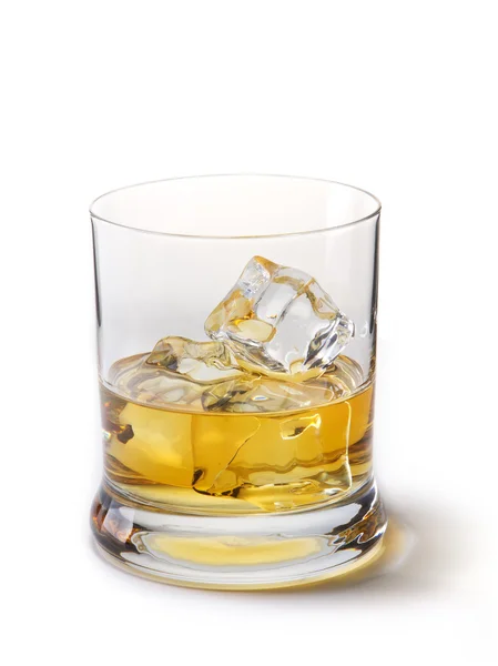 Whisky d'oro con cubetti di ghiaccio, su un bianco — Foto Stock