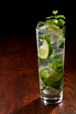 Mojito ahşap bir masaya kokteyl