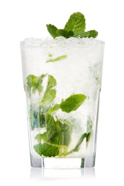 Beyaz bir mojito kokteyli izolasyonu