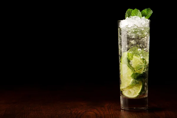 Cocktail Mojito em uma mesa de madeira — Fotografia de Stock