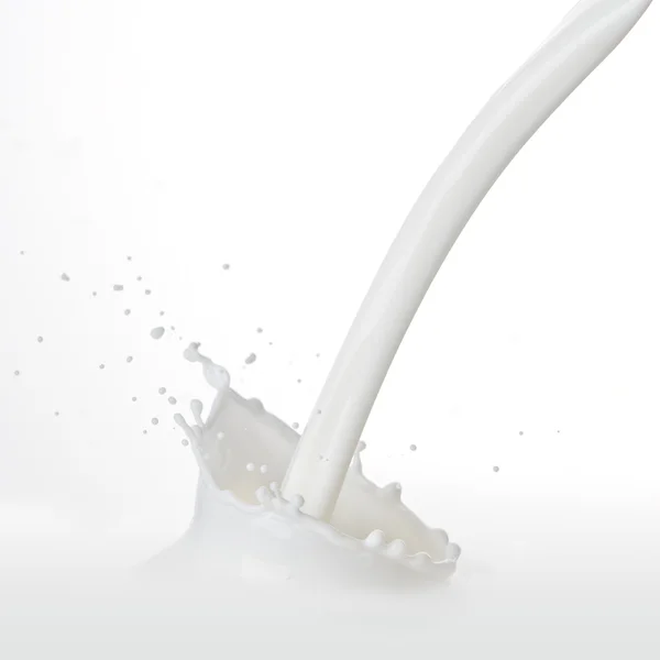 Gießen von Milch oder Flüssigkeit erzeugt Spritzer — Stockfoto