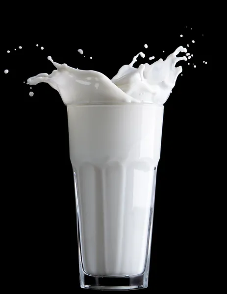 Plusk mleka na czarnym tle — Zdjęcie stockowe