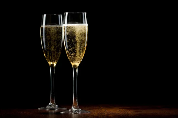 Два бокала шампанского на деревянном столе — стоковое фото