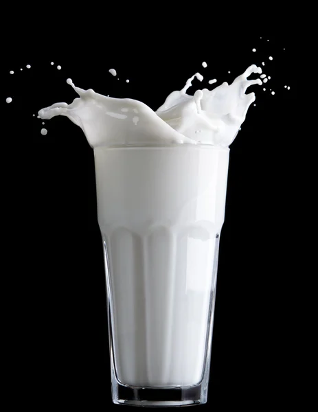 Postříkání mléka na černém pozadí Stock Fotografie