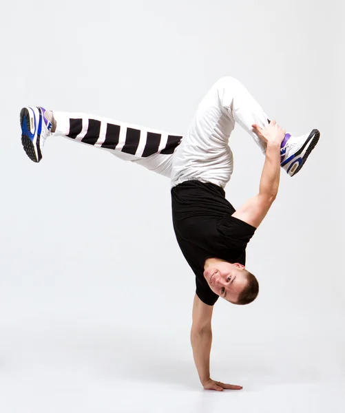 Stylový a drzý breakdance styl tanečnice pózuje — Stock fotografie