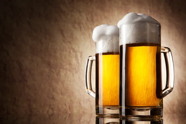 Pivo do skla na staré kamenné — Stock fotografie