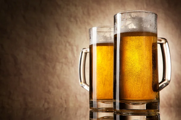 Bier in glas op een oude steen en oude vat — Stockfoto
