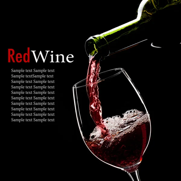 Vin rouge versé dans le verre — Photo