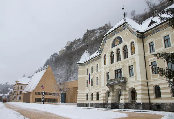 Vaduz - parliament of Liechtenstein and castle — Stock Photo, Image