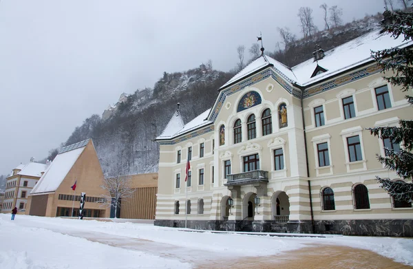 Vaduz - Parlement van liechtenstein en het kasteel — Stockfoto