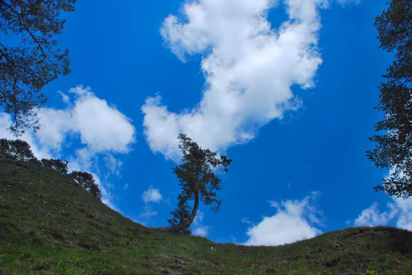 Montanha um céu azul — Fotografia de Stock