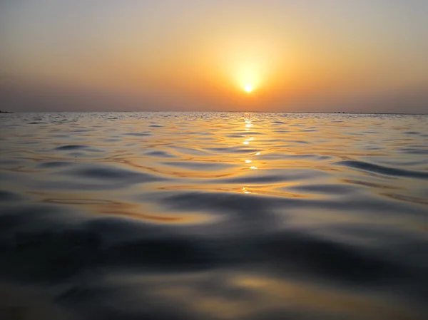 Zachte golven in warme zonsondergang — Stockfoto