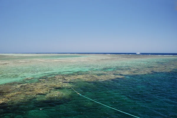 Perahu ke terumbu karang — Stok Foto