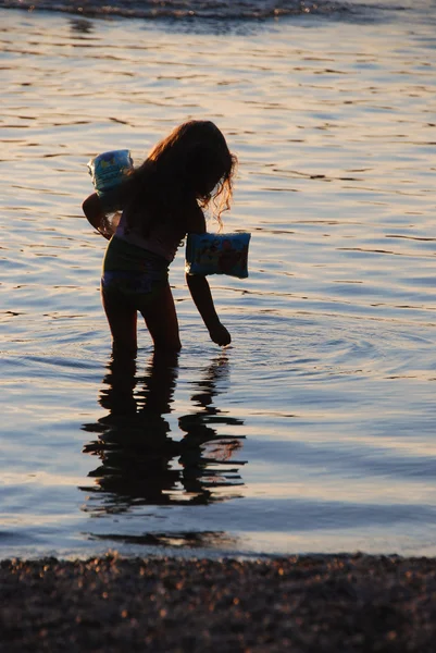 Chica en el lago —  Fotos de Stock