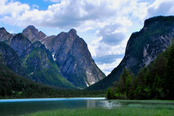 Järvi vuori — kuvapankkivalokuva
