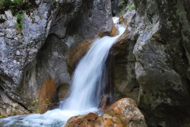 Dağdaki şelale