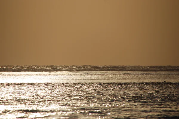 银闪耀海 — 图库照片