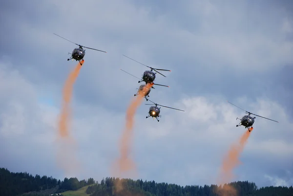 Vrtulníky s rudou mlhou — Stock fotografie
