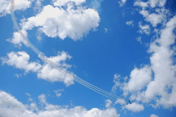 Aeronaves voando para baixo — Fotografia de Stock