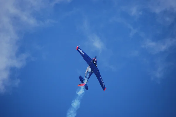 Modré letadlo modrá obloha — Stock fotografie