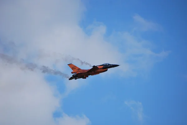 Оранжевый самолет в воздухе — стоковое фото