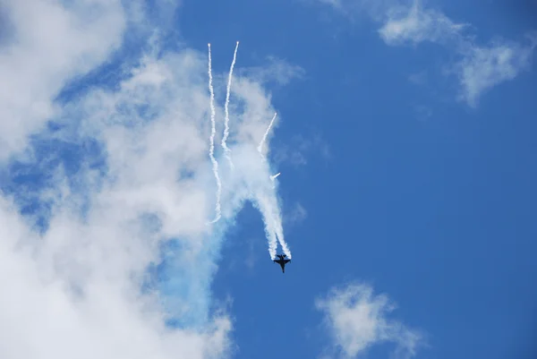 Sugárhajtású vadászgép repül le — Stock Fotó