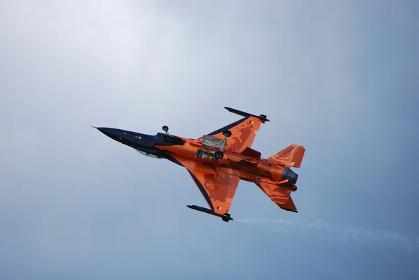 Orange airplane flies inverted — Stock Photo, Image