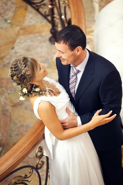 Recém-casados abraça — Fotografia de Stock