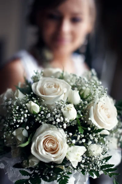 Unga lyckliga bruden med blommor — Stockfoto