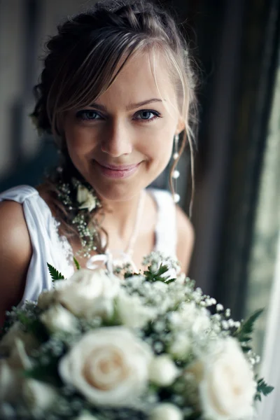 Молодая счастливая невеста с цветами — стоковое фото