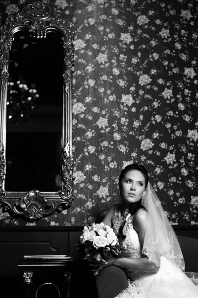 Giovane sposa felice con fiori — Foto Stock