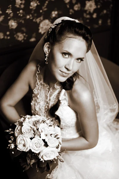 Jonge gelukkige bruid met bloemen — Stockfoto