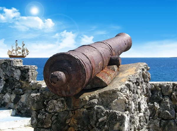 Cannon and ship — Stock Photo, Image