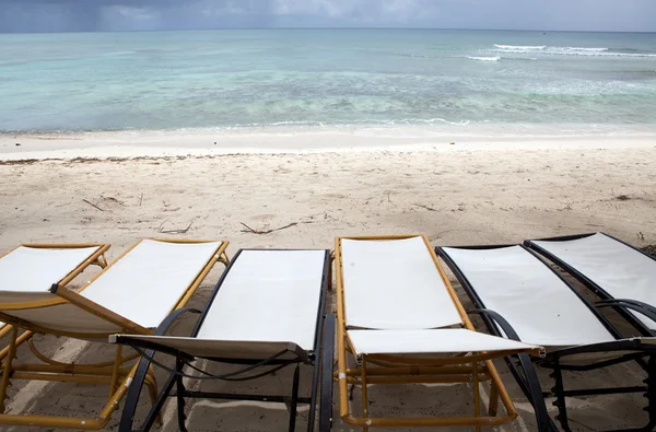 海滩上的躺椅 — 图库照片