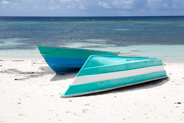 Лодки на тропическом пляже — стоковое фото