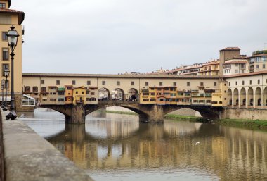 Ponte vecchio arno Nehri üzerinde