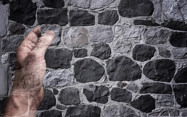 Hand en bakstenen muur — Stockfoto