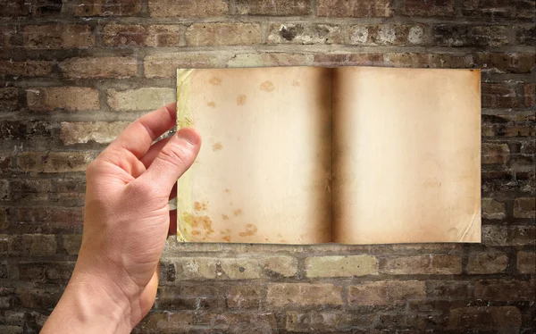 Stará prázdná kniha v ruce — Stock fotografie