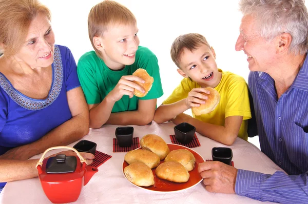Familjen äta vid bordet — Stockfoto
