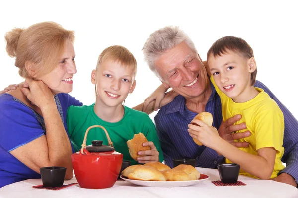 Rodina jíst u stolu — Stock fotografie