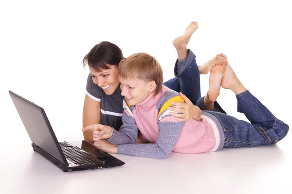 妈妈和儿子与便携式计算机 — 图库照片