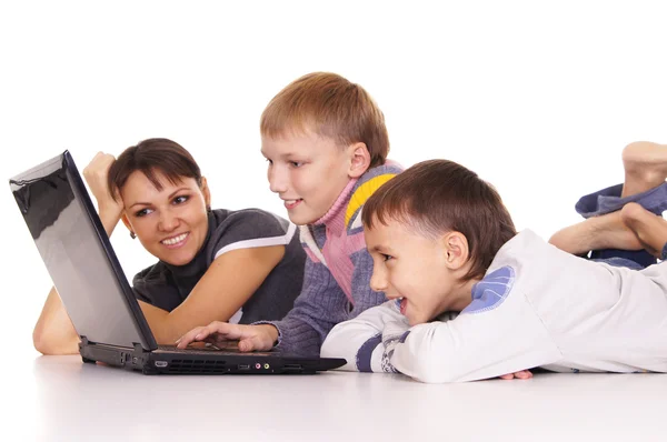 Mamma e figli con computer portatile — Foto Stock