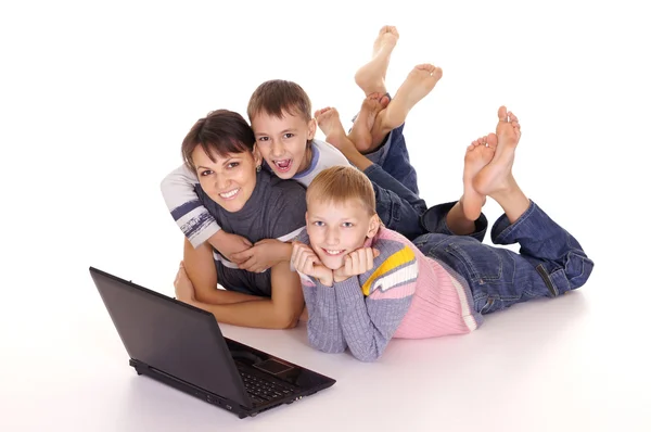 Mamma och söner med laptop — Stockfoto