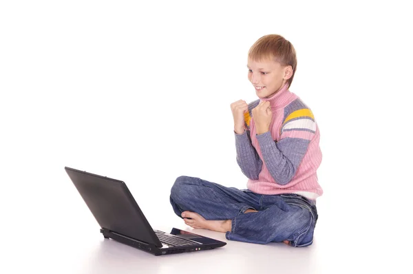 Мальчик и ноутбук — стоковое фото