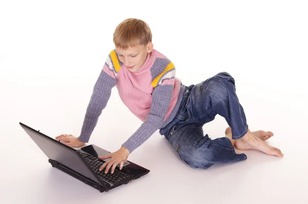 Junge und Laptop — Stockfoto