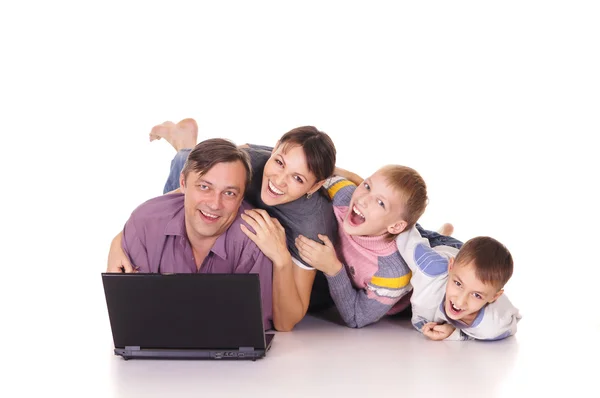 Familia con ordenador — Foto de Stock