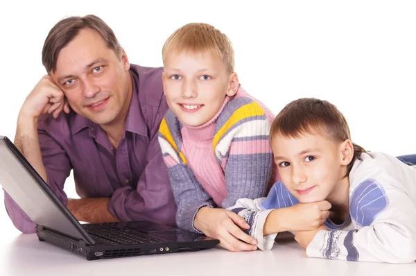 Papá e hijos con portátil — Foto de Stock