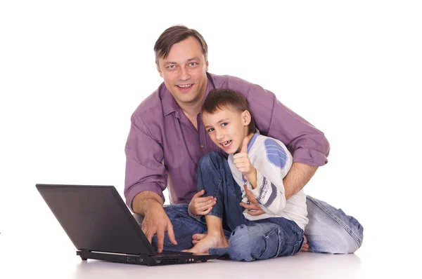 お父さんと息子のノート パソコンで — ストック写真