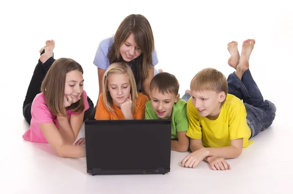 孩子们与计算机 — 图库照片